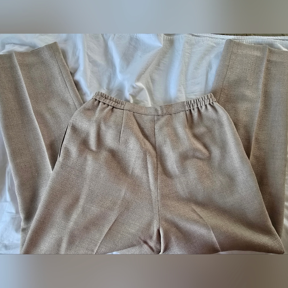 Women's Le Suit Beige Blazer and Pants Suit - 8P - Picture 7 of 8